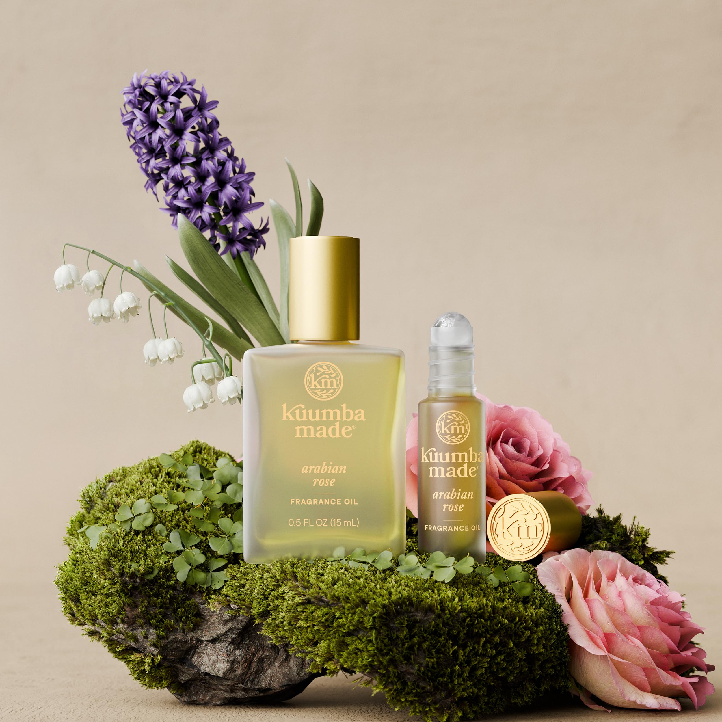 Notas aromáticas de rosa, jacinto y lirio expresadas en la fragancia.