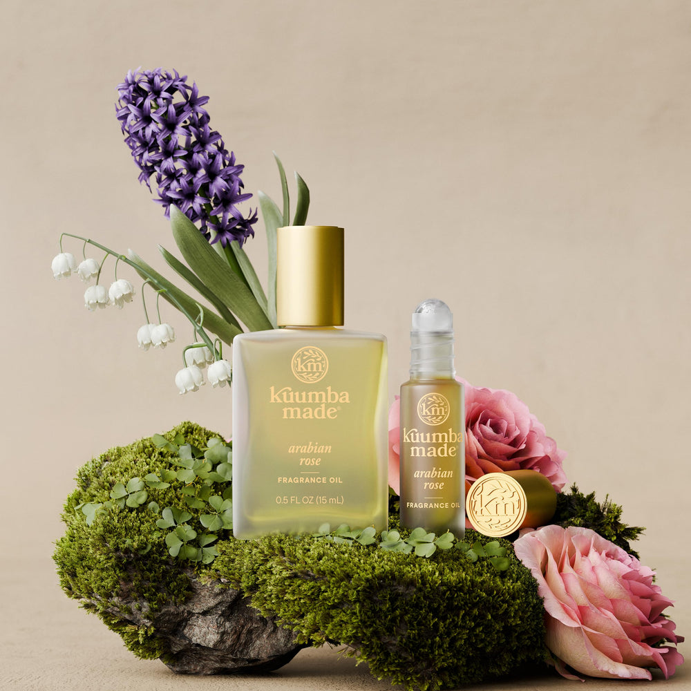 Notas aromáticas de rosa, jacinto y lirio expresadas en la fragancia.