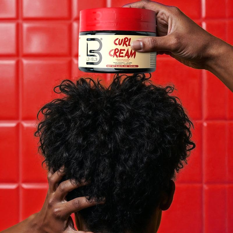 L3 Nivel 3 crema para rizos en acción, aplicación suave para definición.