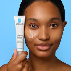 La Roche-Posay Cicaplast Gel B5 texture close-up shows a soothing, easy-spread gel.