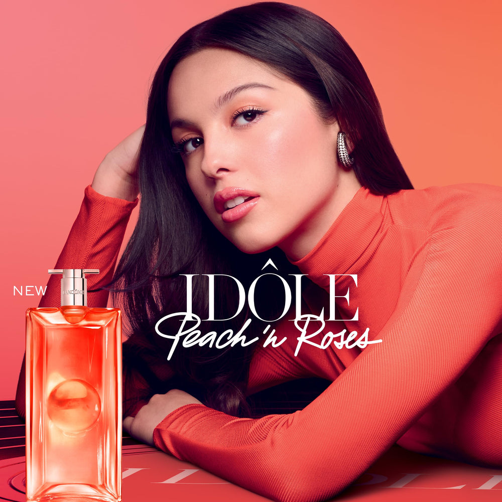 Lancôme Idôle Peach ’N Roses spray action shows easy application.
