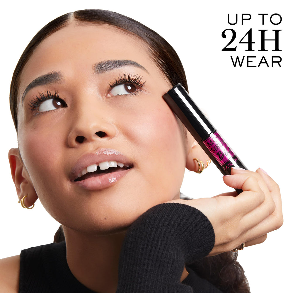Brocha ondulada que deposita producto equitadamente en Lancôme Monsieur Big