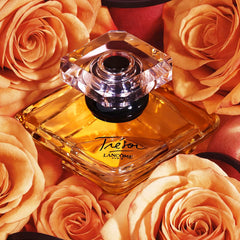 Lancôme Trésor bottle shows golden peach juice, radiance in a bottle.