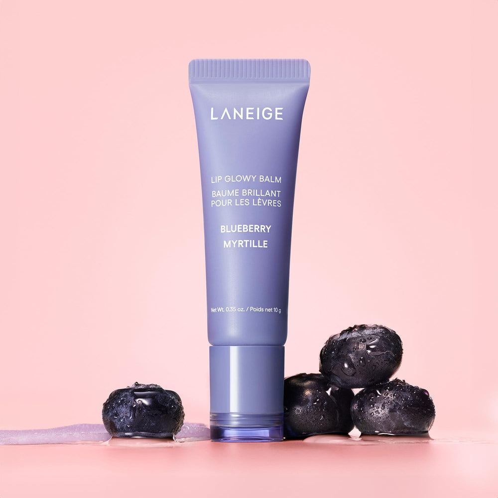 LANEIGE bálsamo labial arándano con textura sedosa que hidrata sin grasa.