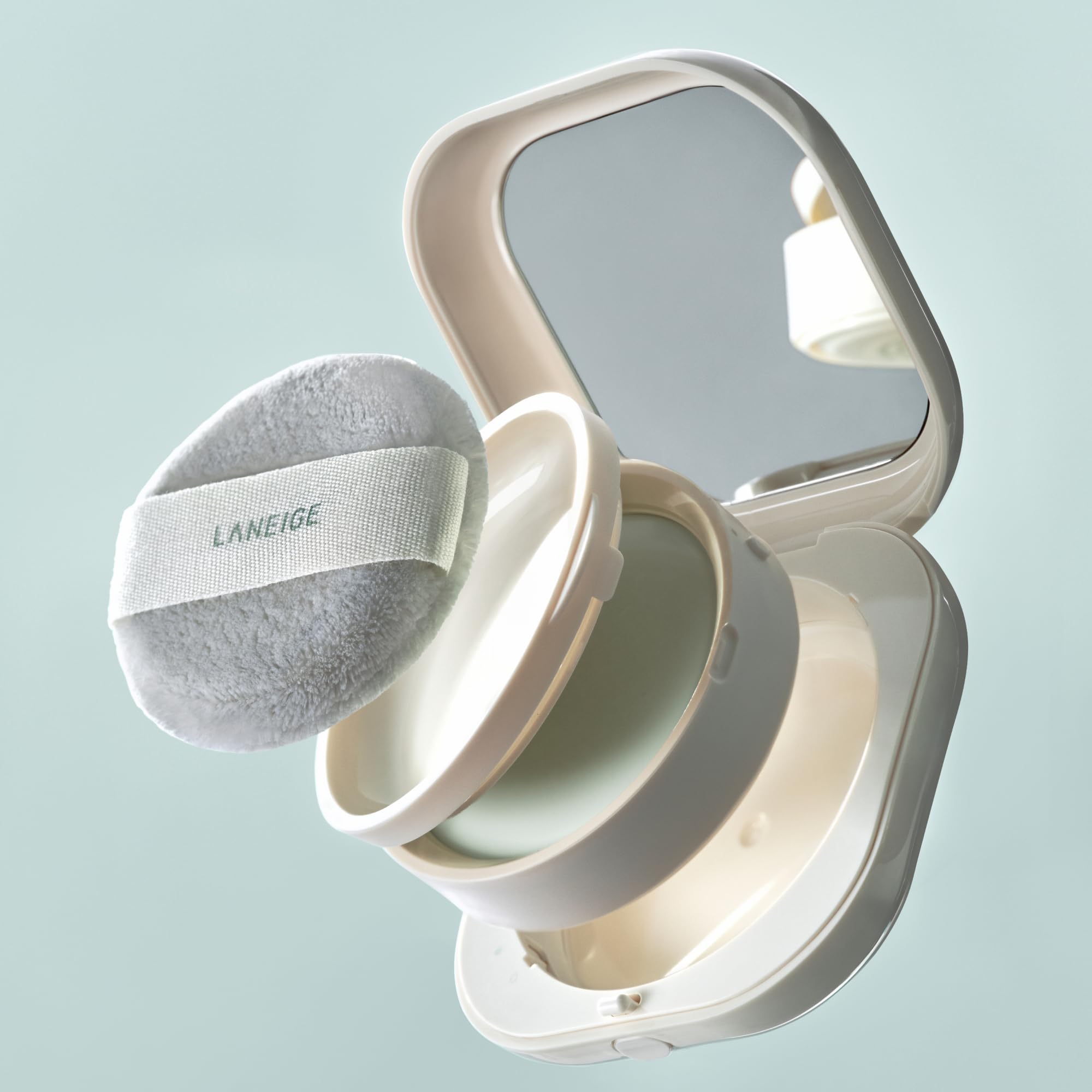 LANEIGE Neo Blurring Powder yields natural semi-matte finish on skin.