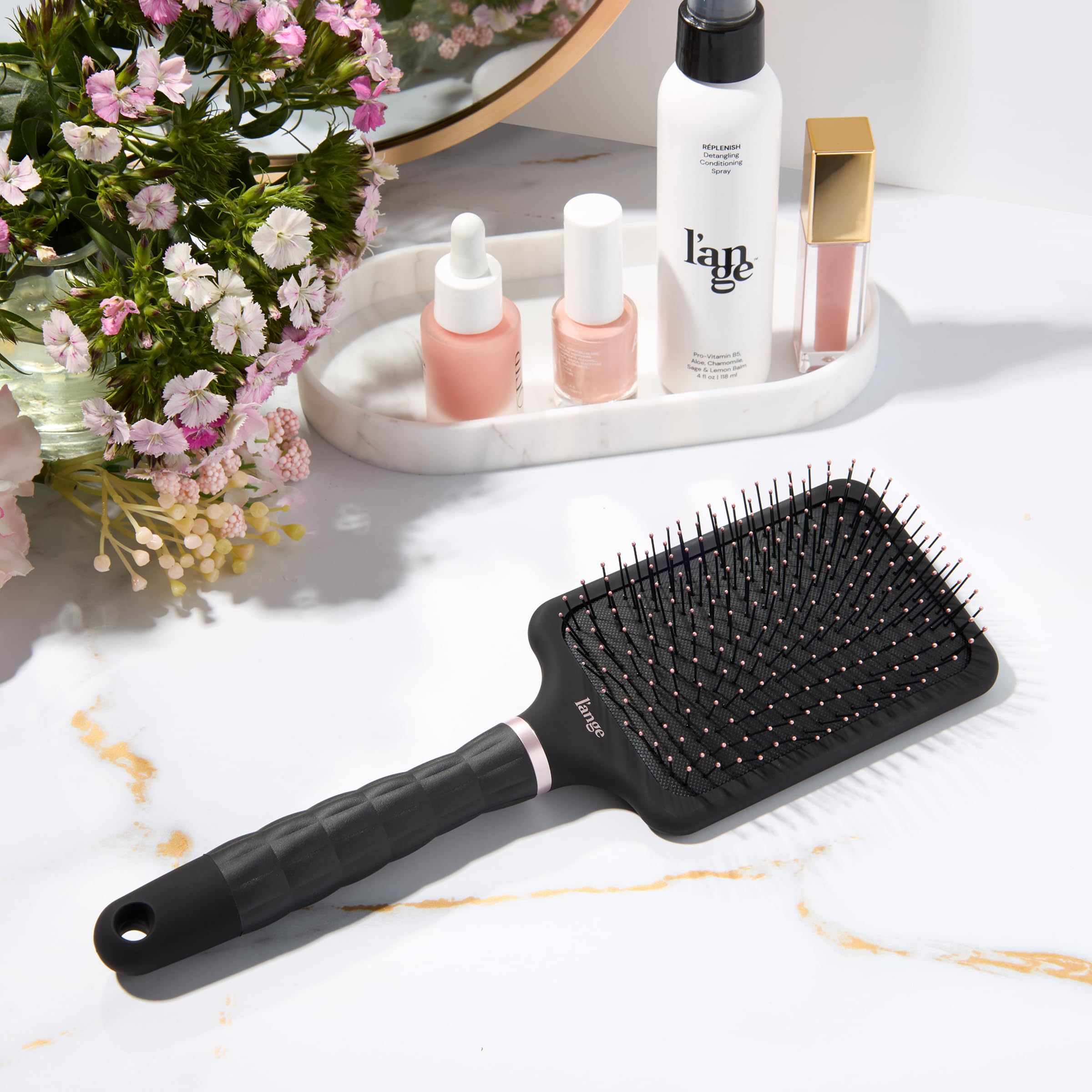 L'ANGE HAIR paddle brush non-slip handle for comfortable brushing.