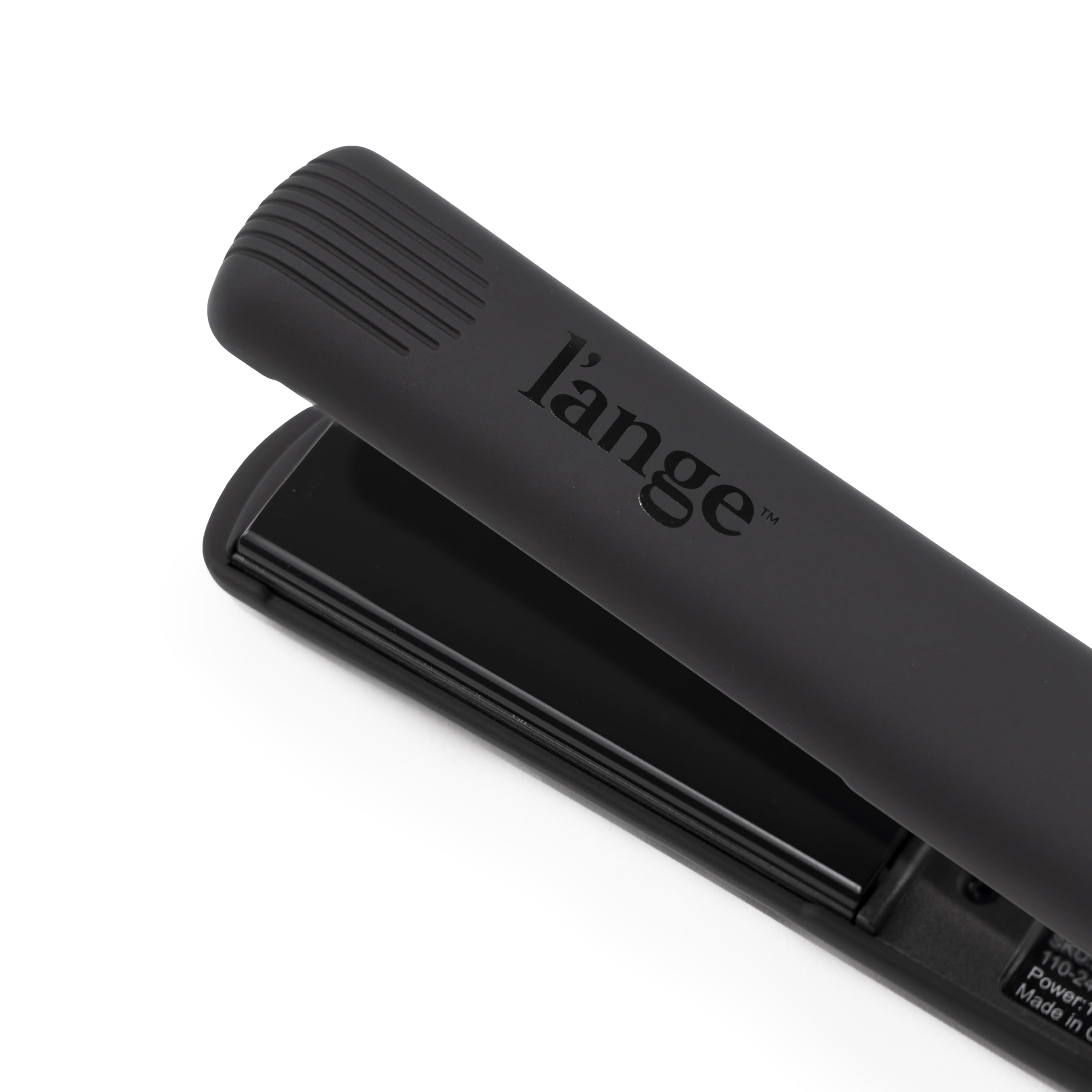 L'ANGE HAIR Aplatir 1-Inch Flat Iron delivers even heat distribution for consistent results.