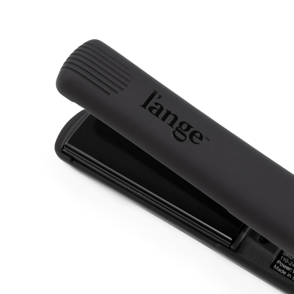 L'ANGE HAIR Aplatir 1-Inch Flat Iron delivers even heat distribution for consistent results.