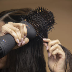 L'ANGE HAIR Le Volume 2-in-1 in action for drying and smoothing.