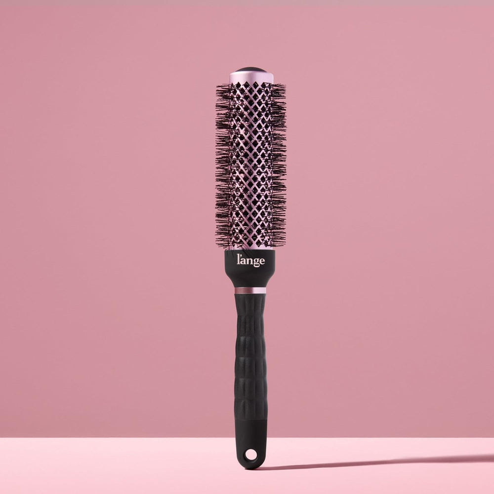 L'ANGE VolumePro ergonomic grooved handle provides comfortable grip during styling.