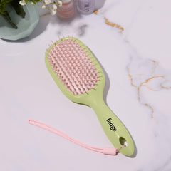 L'ANGE HAIR ergonomic handle provides steady control during detangling.