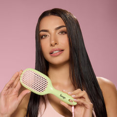 L'ANGE HAIR flexible bristles glide through knots with reduced tugging.