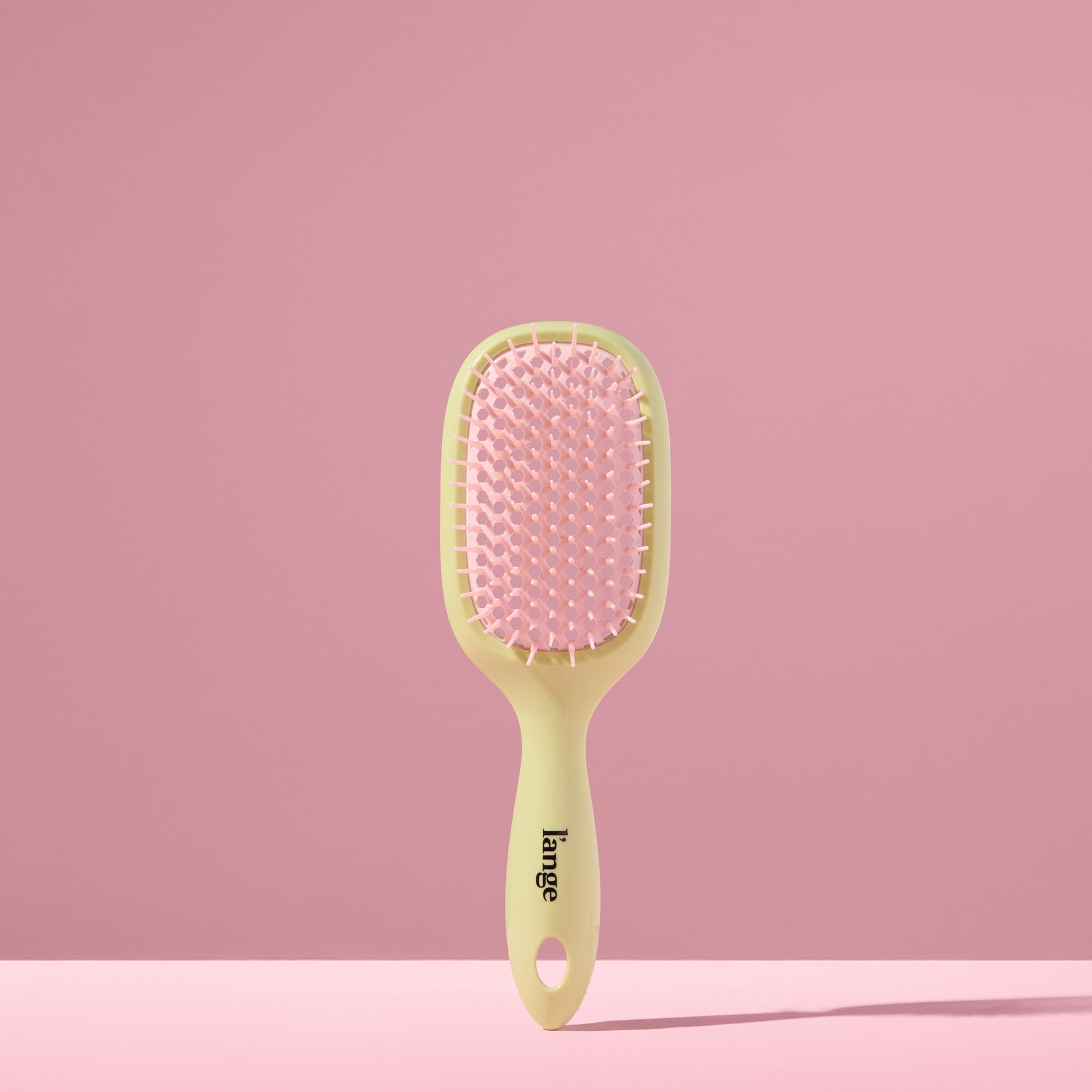 L'ANGE HAIR shower-friendly strap aids storage with wet hands.