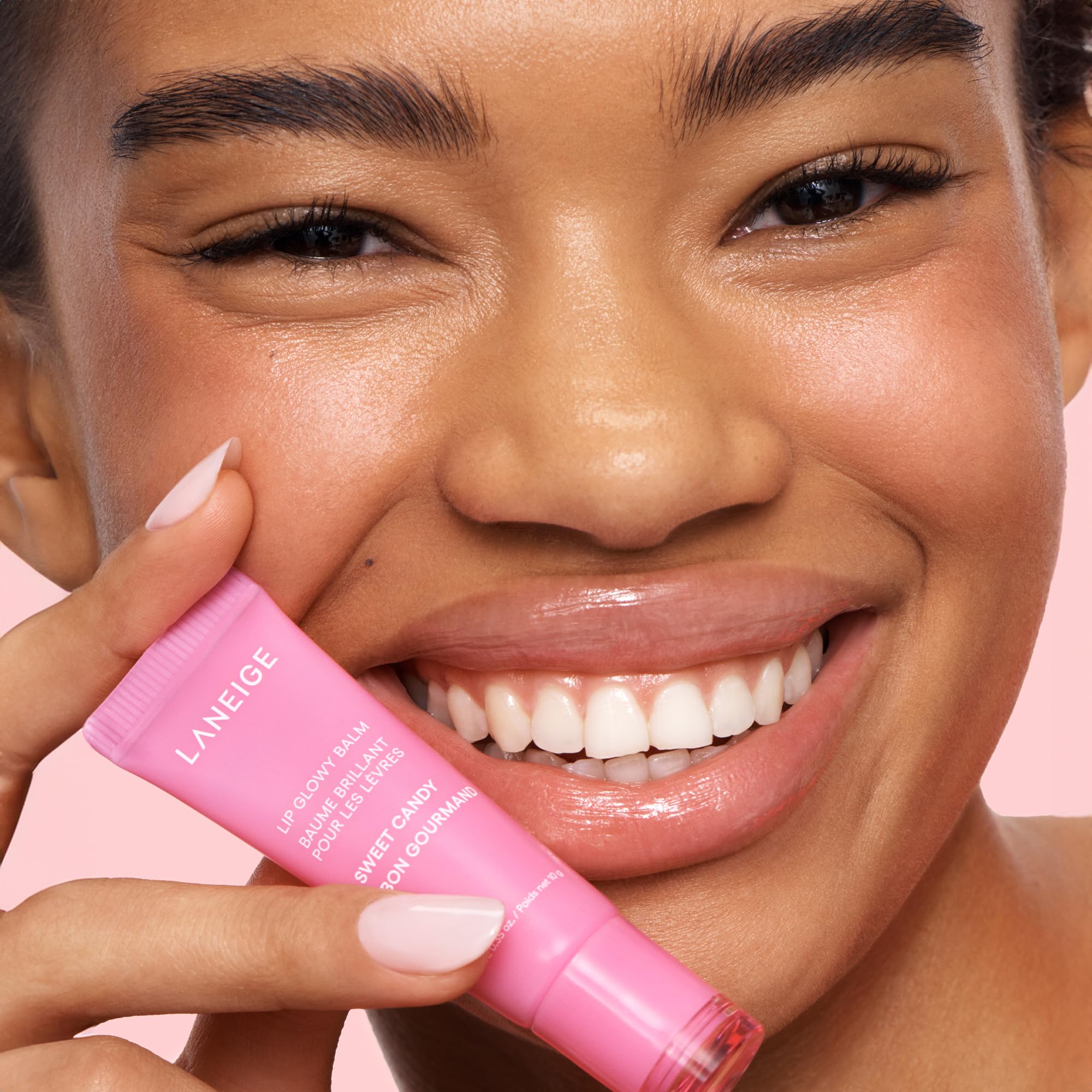 LANEIGE Lip Glowy Balm Sweet Candy brillo sutil que realza el color natural.