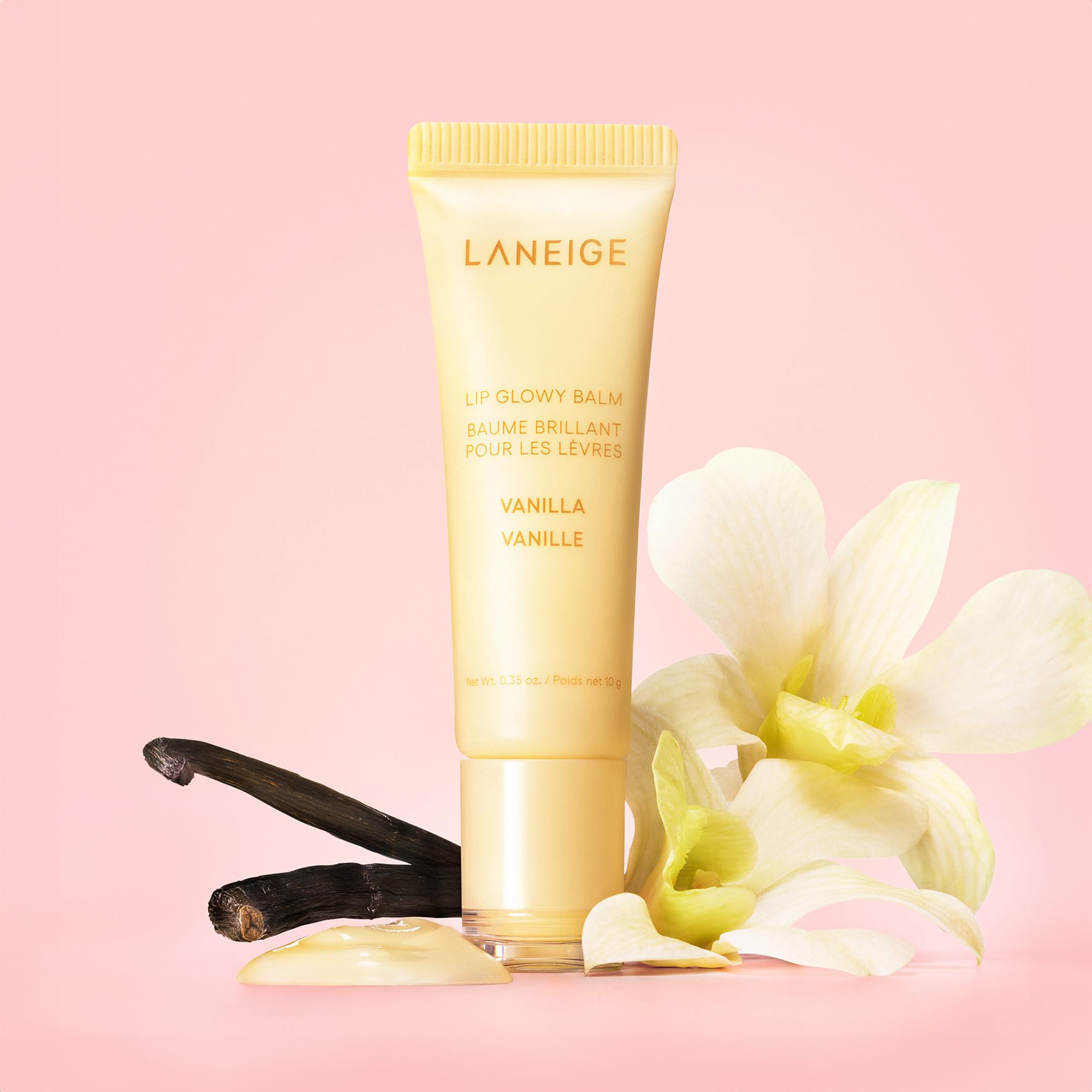 Brillo sutil en labios con LANEIGE Lip Glowy Balm Vanilla.