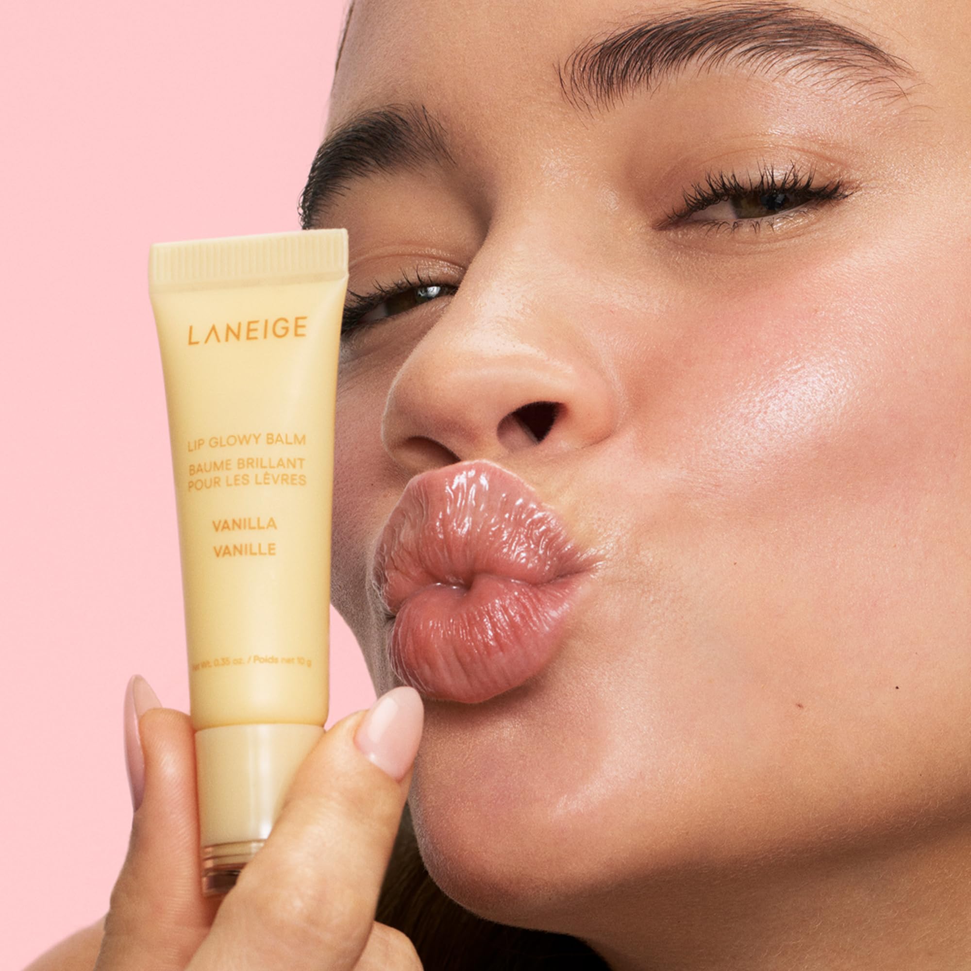 Envase portátil perfecto para bolso con LANEIGE Lip Glowy Balm Vanilla.