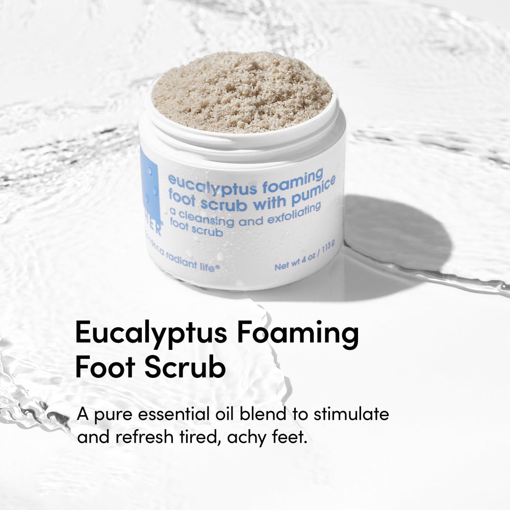 LATHER exfoliante de pies espumoso para limpieza suave en la ducha.