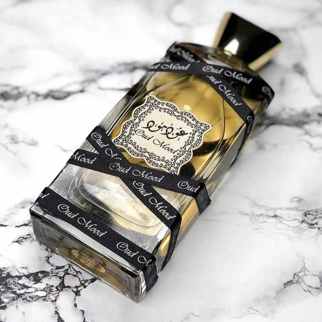 Lattafa Oud Mood label detail, hints saffron and floral opening.