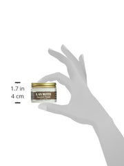 Manos aplicando Layrite Pomada para peinado con distribución uniforme