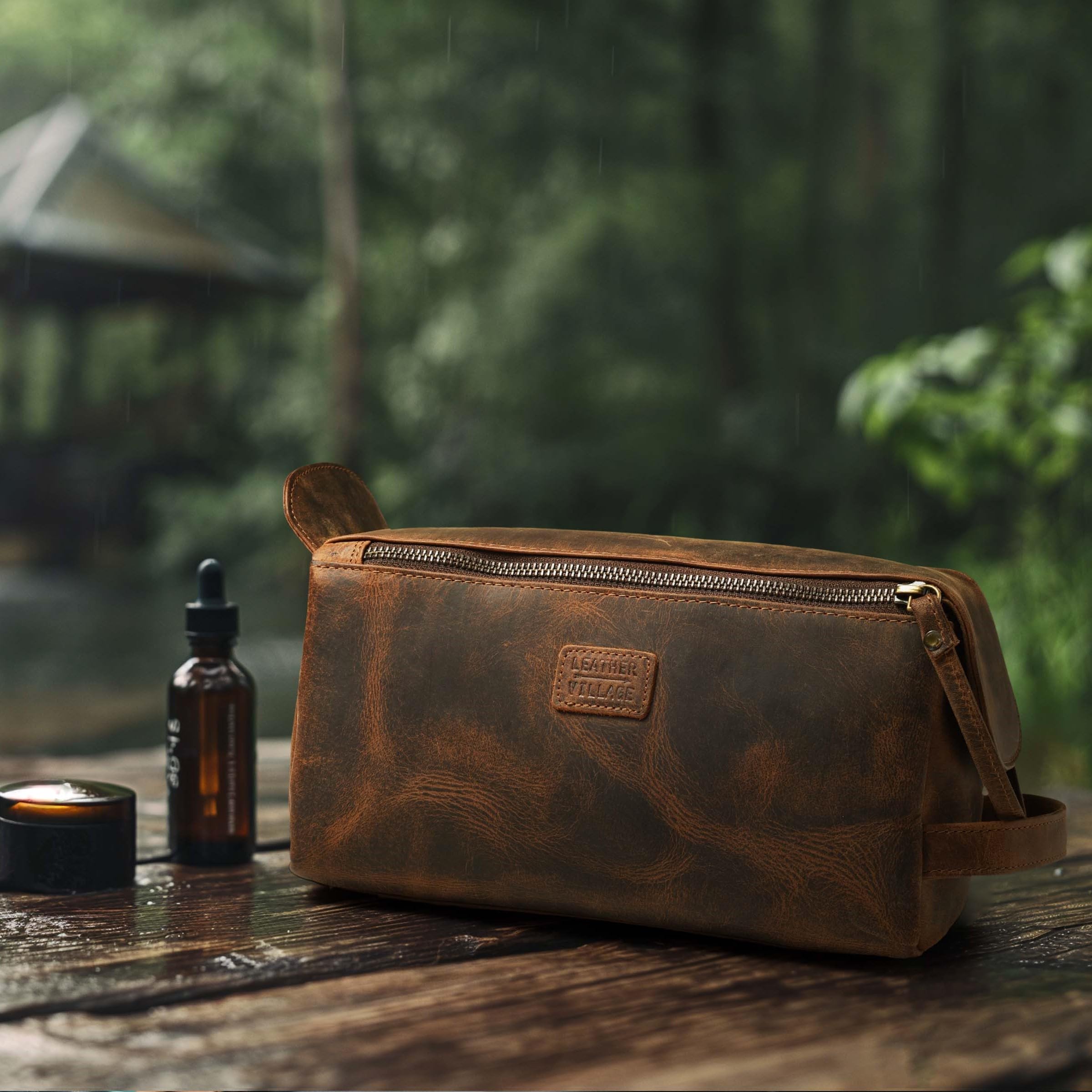 LEATHER VILLAGE Dopp kit in bathroom scene