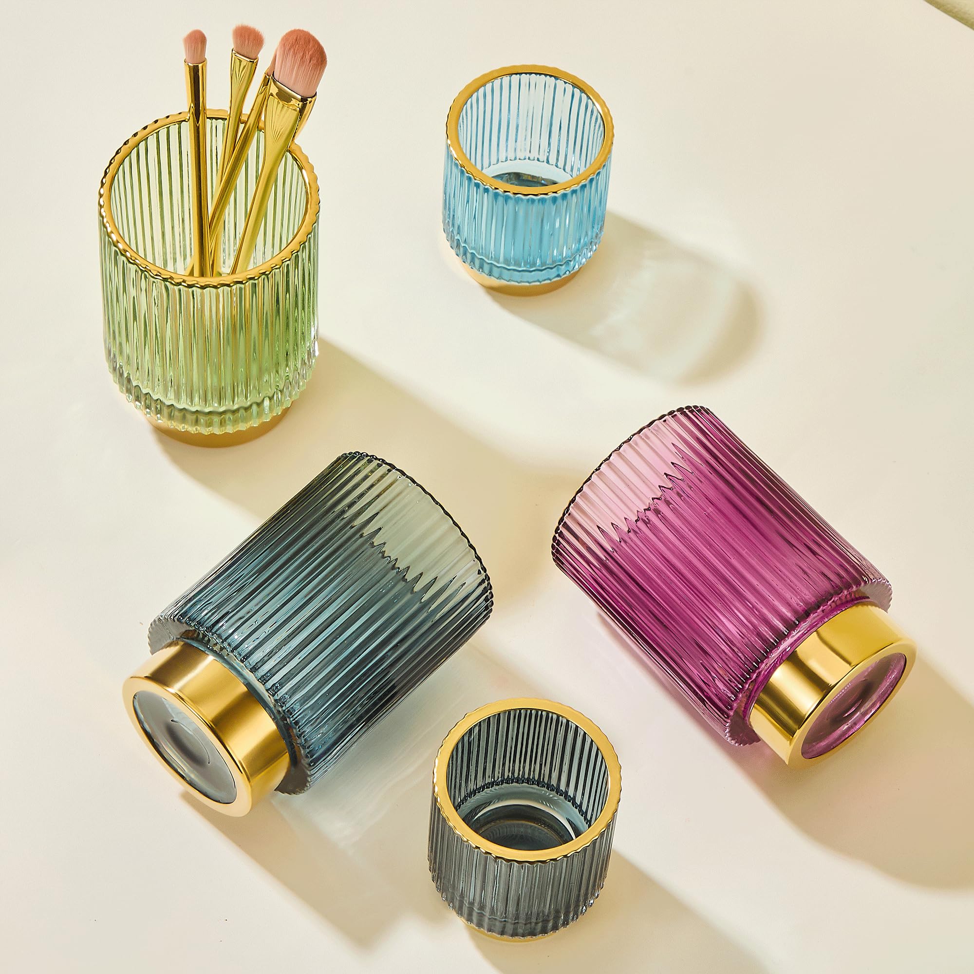 LEICURACE multi-use holder keeps brushes, toothbrushes, and pens organized.