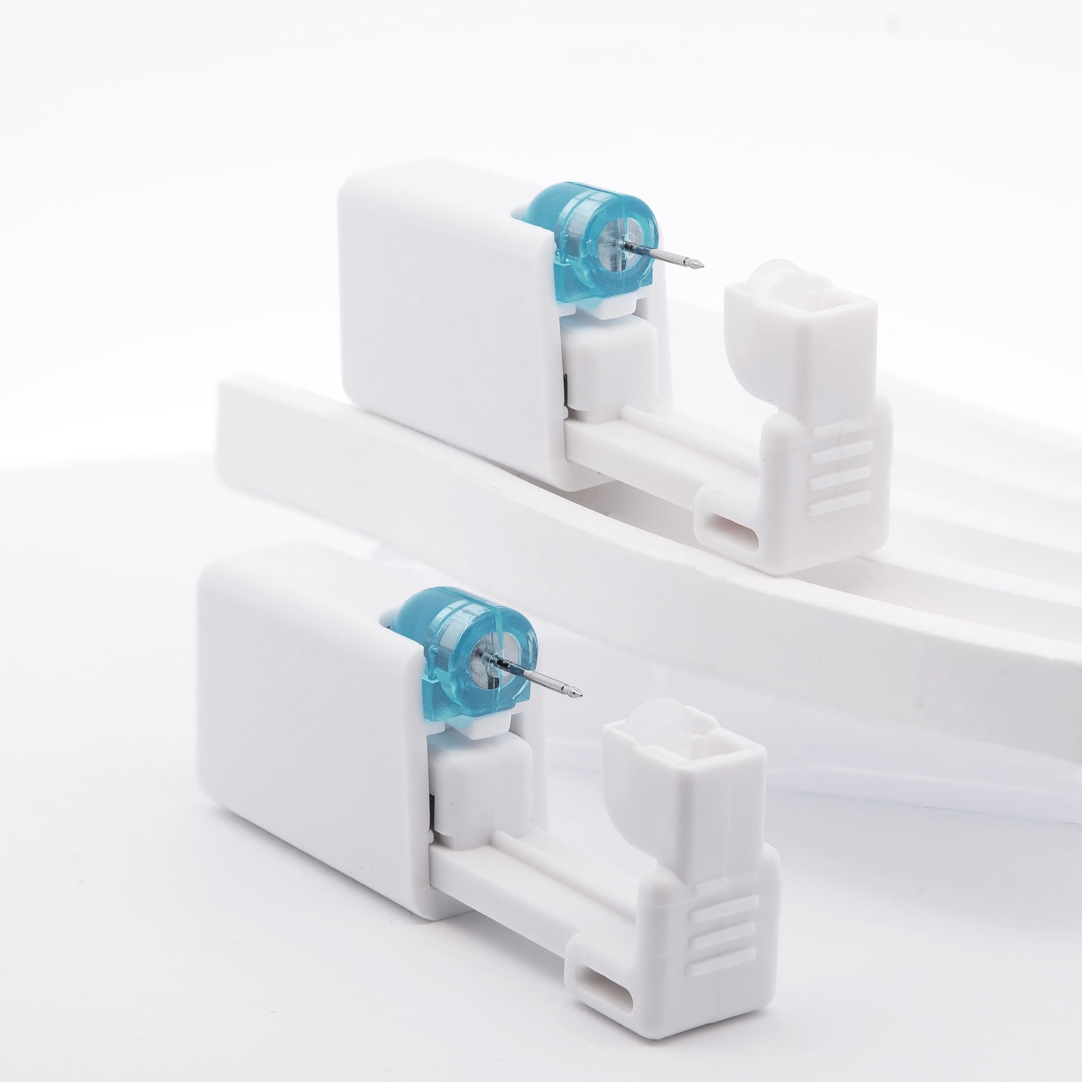 Aretes precargados limerencia ya listos para colocar con precisión.