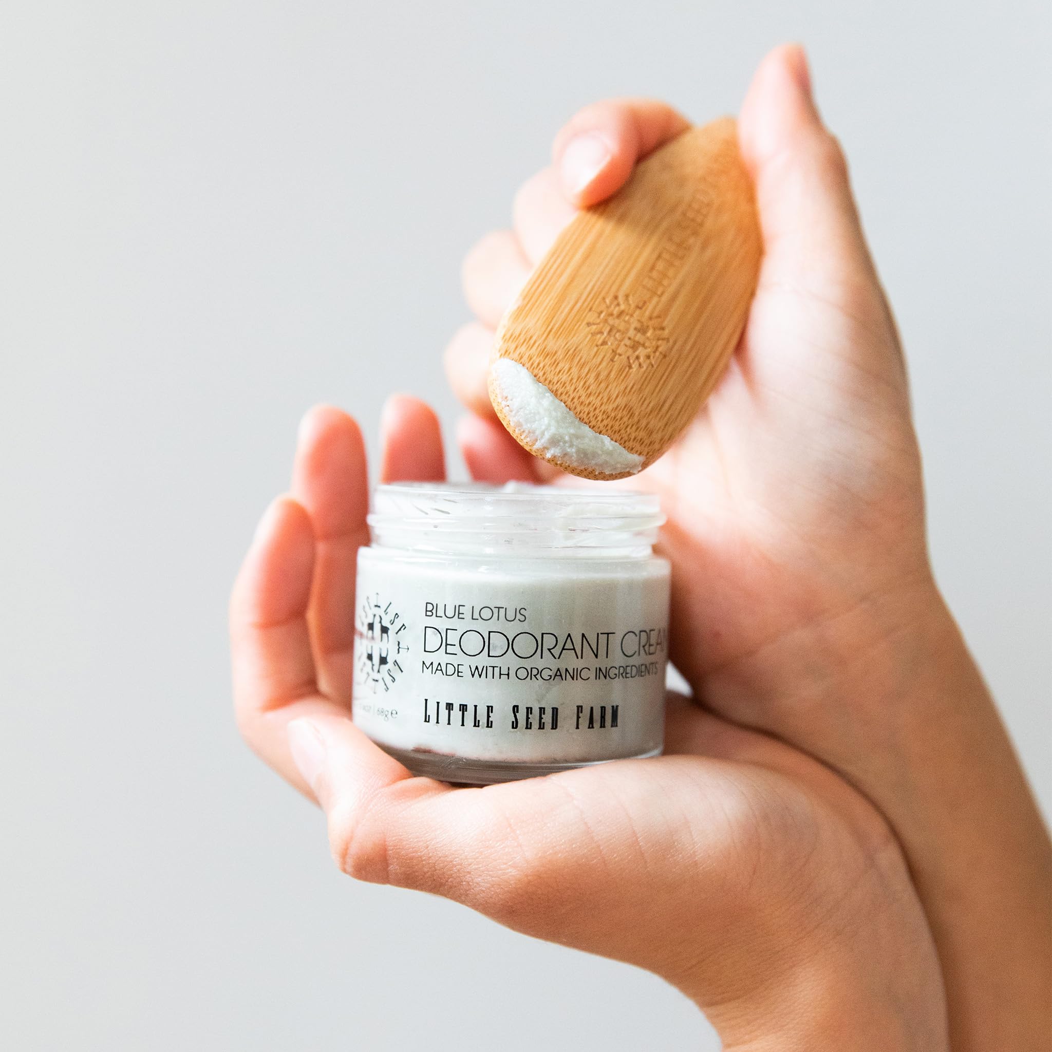 Cuchara de madera incluida con Little Seed Farm desodorante crema.
