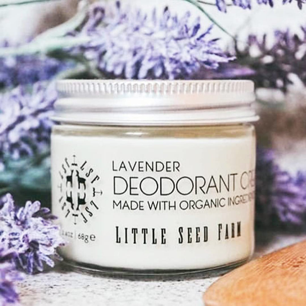 Textura sedosa de Little Seed Farm crema desodorante lavanda con aplicación suave.