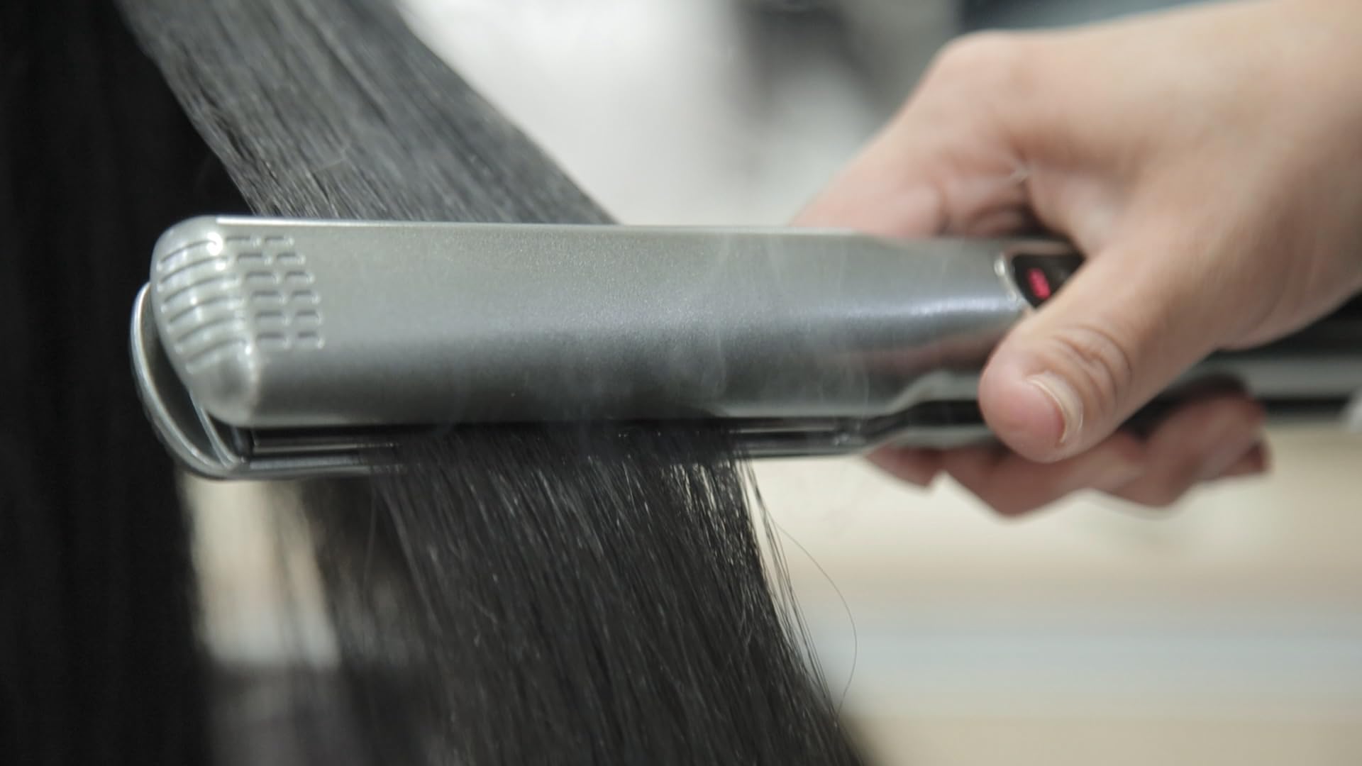 Lizze Extreme floating plates adapt to hair for even glide.
