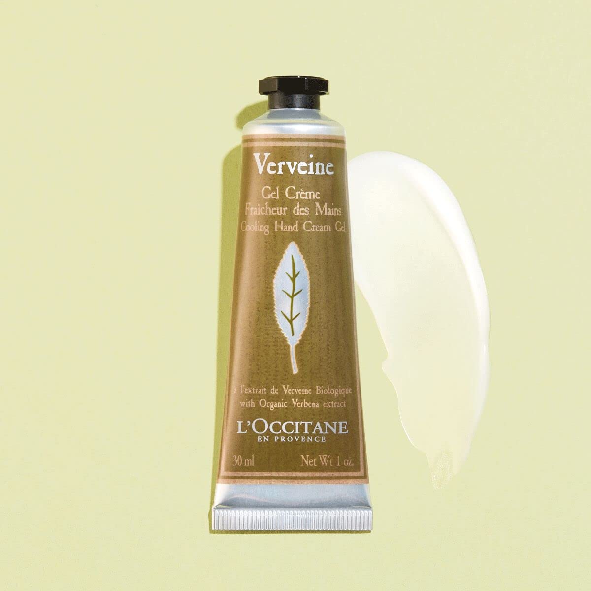 Aplicación suave de la crema gel Verbena en las manos, sensación refrescante