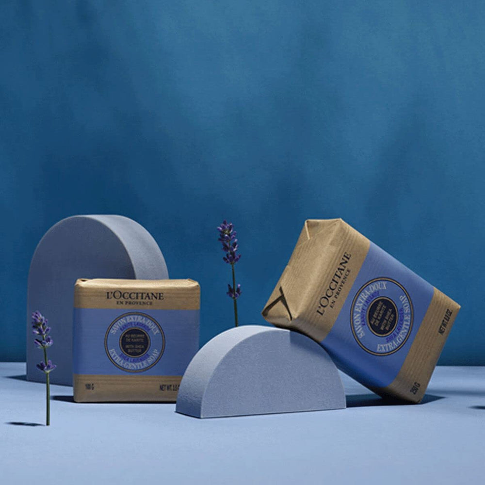 L'Occitane Jabon Solido Shea Lavanda en mano ofrece limpieza suave.