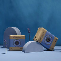 L'Occitane Jabon Solido Shea Lavanda en mano ofrece limpieza suave.