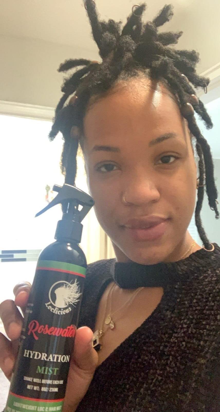 Loclicious protección anti-frizz con rosas, resultado suave y definido.