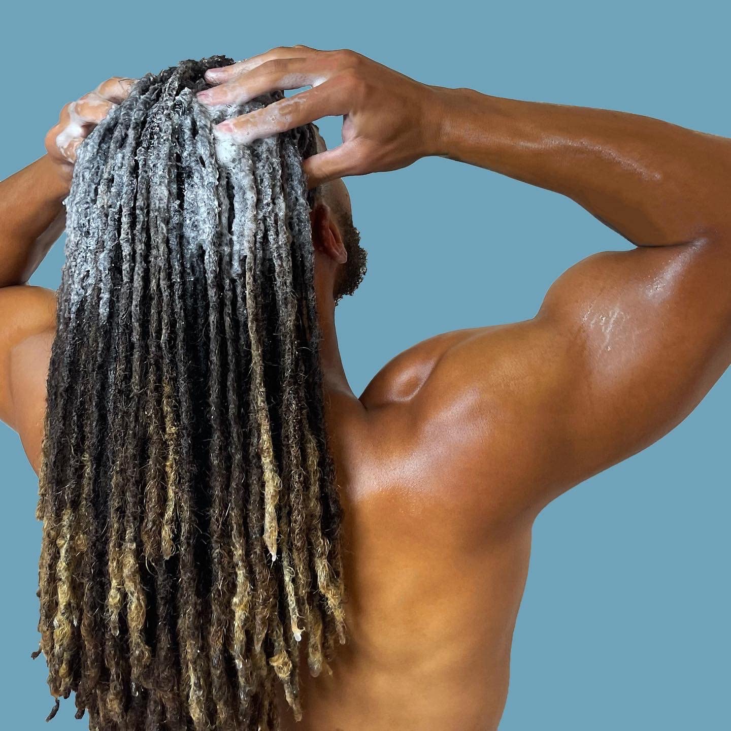 LOCssentials Clarifying Shampoo aroma mentolado y árbol de té: sensación fresca durante el lavado.