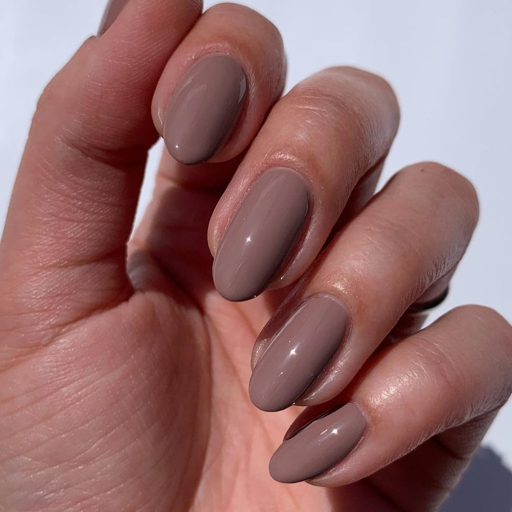 LONDONTOWN kur Flash Dry Top Coat crea una capa de brillo que resiste el día a día.