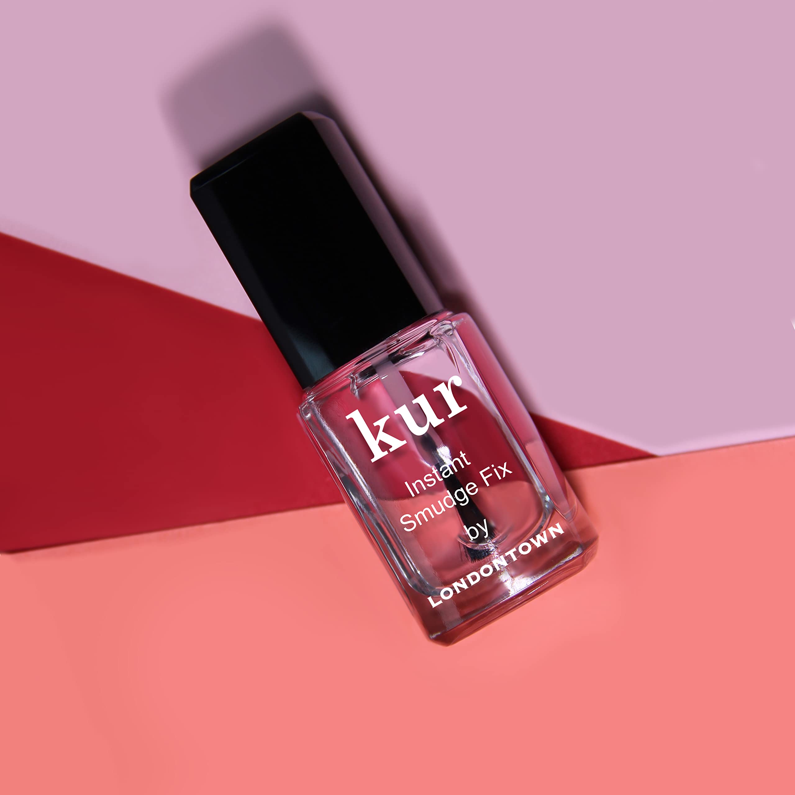 LONDONTOWN Kur Instant Smudge Fix aplica rápido para retoques precisos.