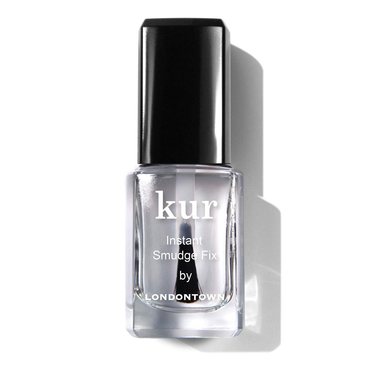 LONDONTOWN Kur Instant Smudge Fix corrige imperfecciones en la uña con acabado liso.