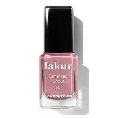 LONDONTOWN Lakur Nail Polish muestra aplicación suave y profesional en uñas.