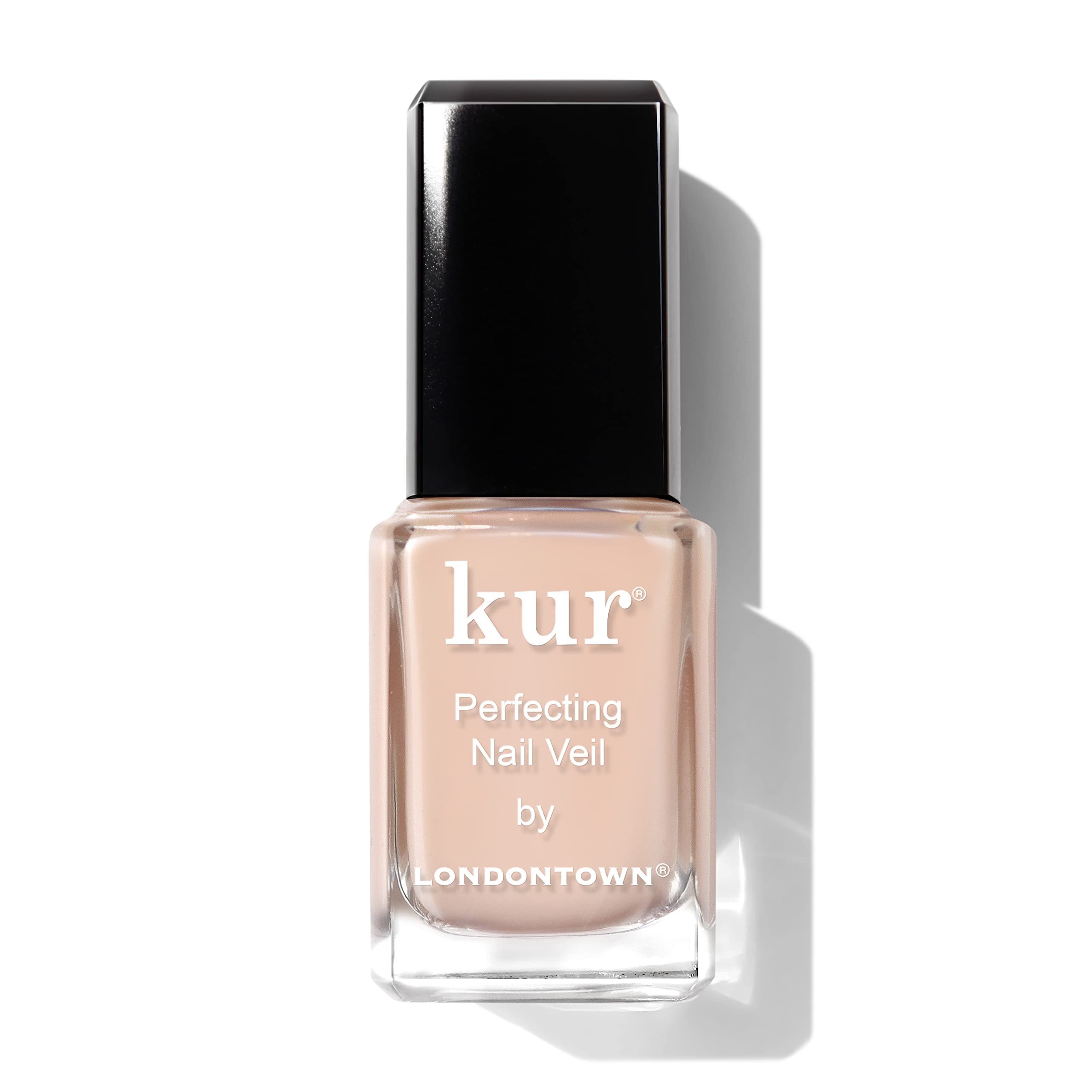 LONDONTOWN Nail Veil en tono apricot-beige sobre uñas naturales, brillo sutil.