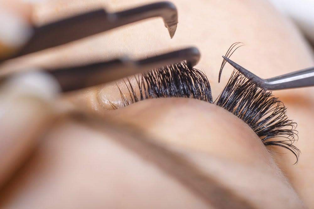 LONRIS long-lasting bond for semi-permanent lash extensions.