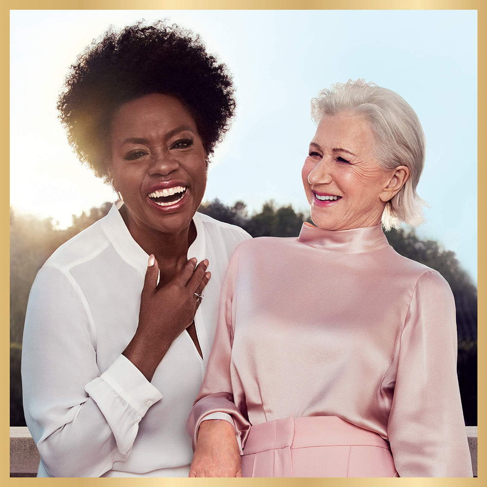 Ilumina sutilmente el rostro sin ocultar imperfecciones.