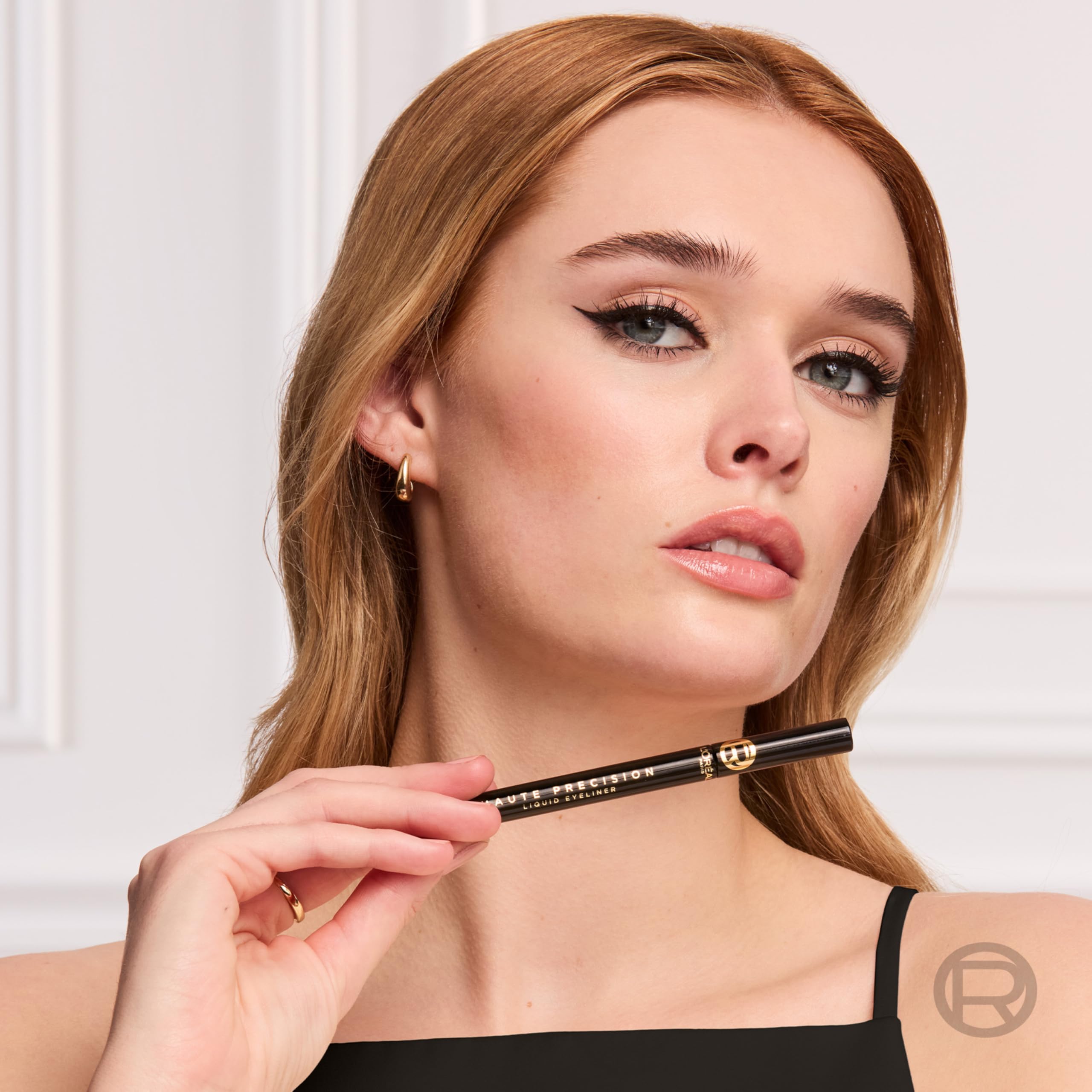 Aplicación controlada con la punta micro del delineador Haute Precision de L'Oreal Paris.