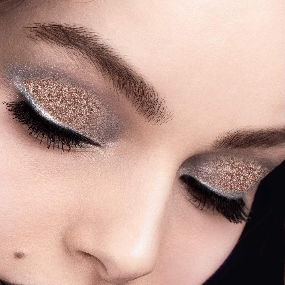 L’Oréal Paris Infallible 24HR Shadow creamy powder-cream texture close-up.