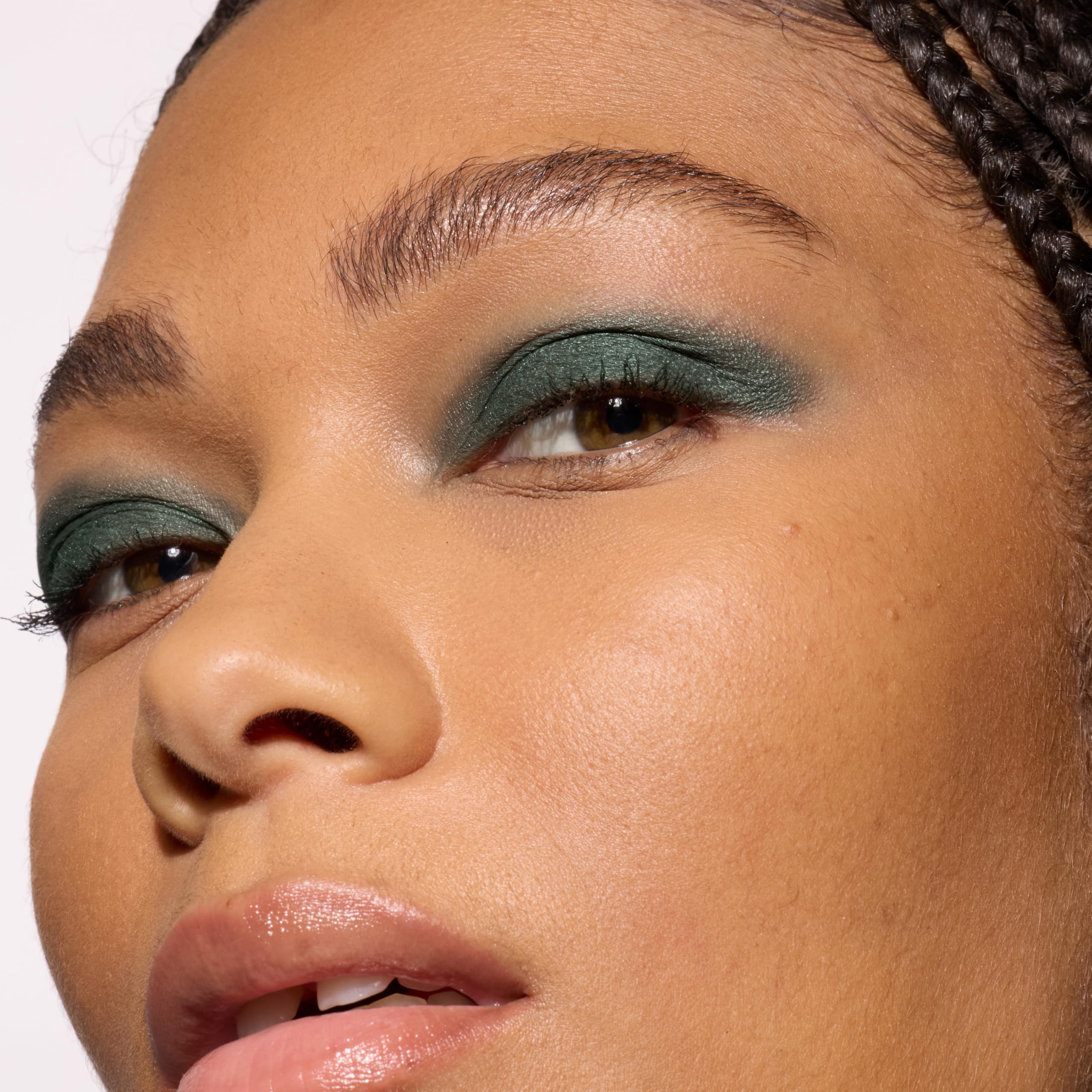L'Oreal Paris Le Shadow Stick Twilight Emerald crease-proof formula resists creasing.