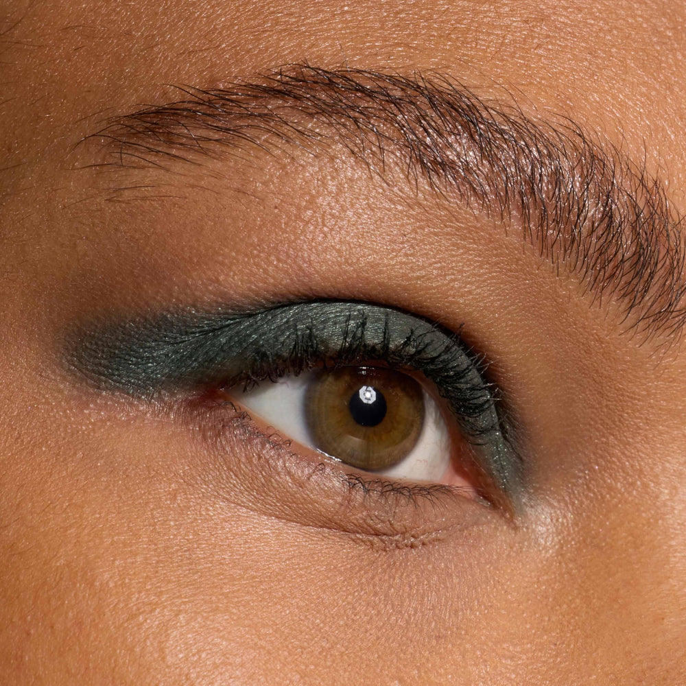L'Oreal Paris Le Shadow Stick Twilight Emerald suitable for daily wear with transfer-resistance.