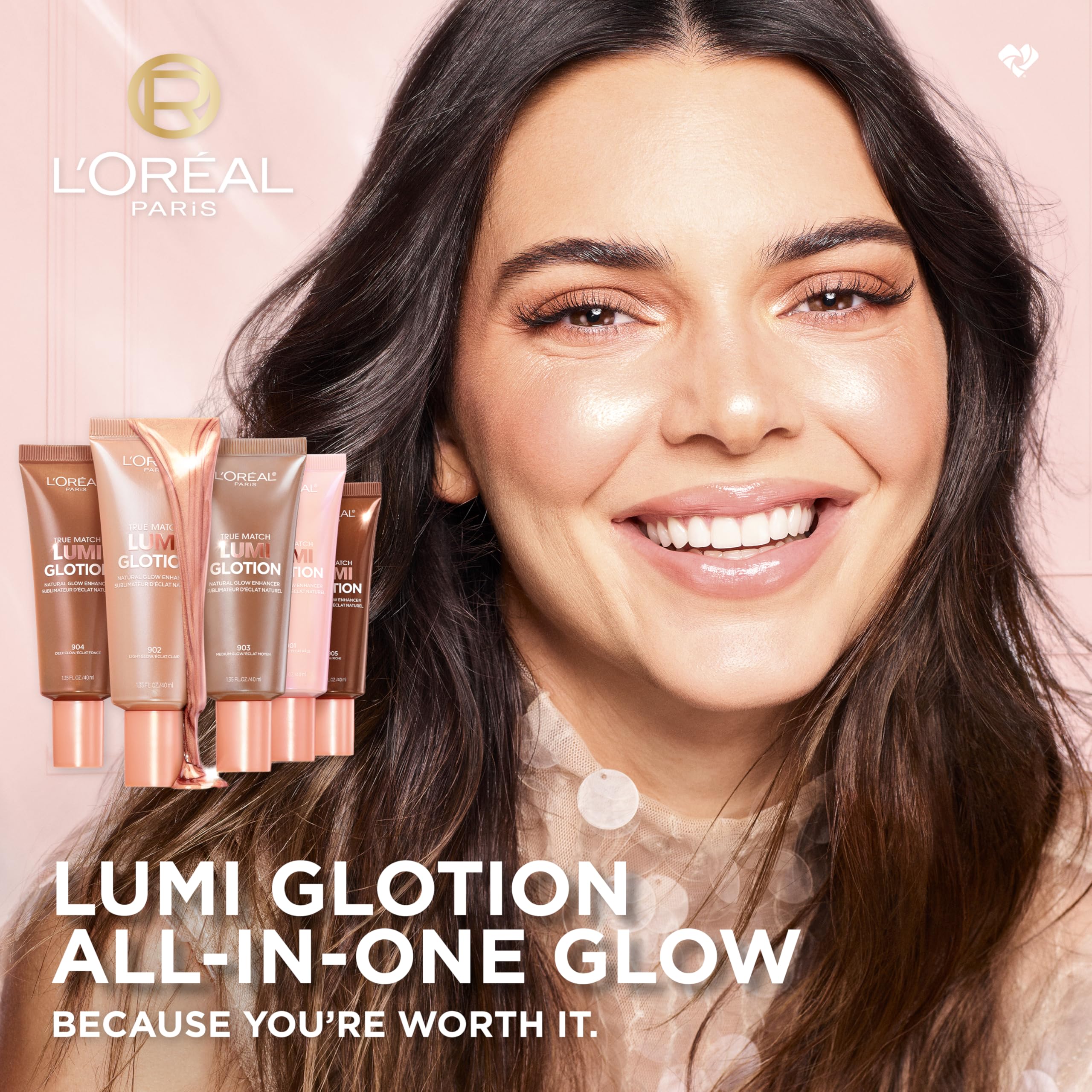 L'Oreal Paris Lumi Glotion en la cara, demostrando aplicación suave y luminosa