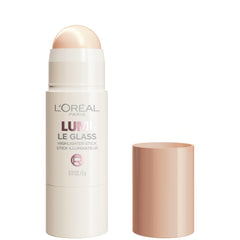 L’Oréal Paris Lumi Le Glass Stick aplicado en rostro para brillo translúcido.