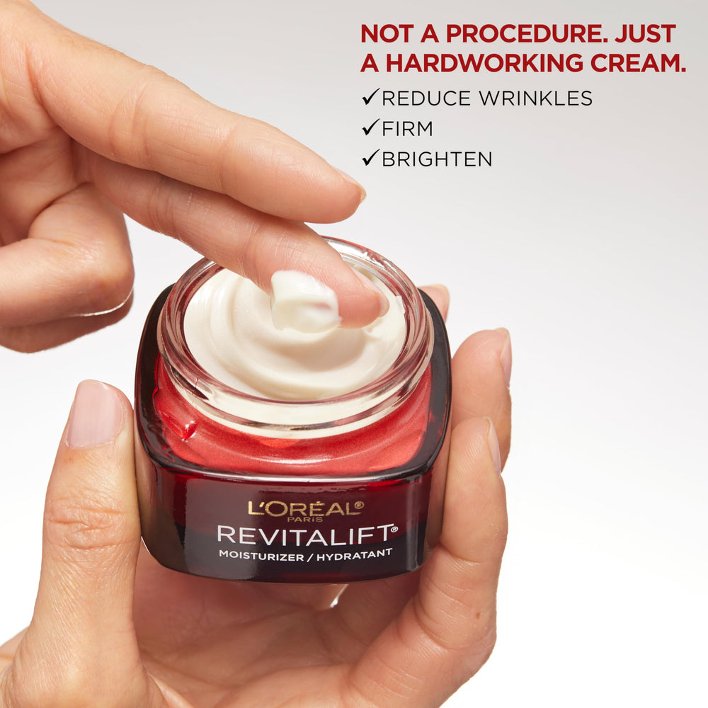 Aplicación diaria: rostro y cuello con Revitalift Triple Power.