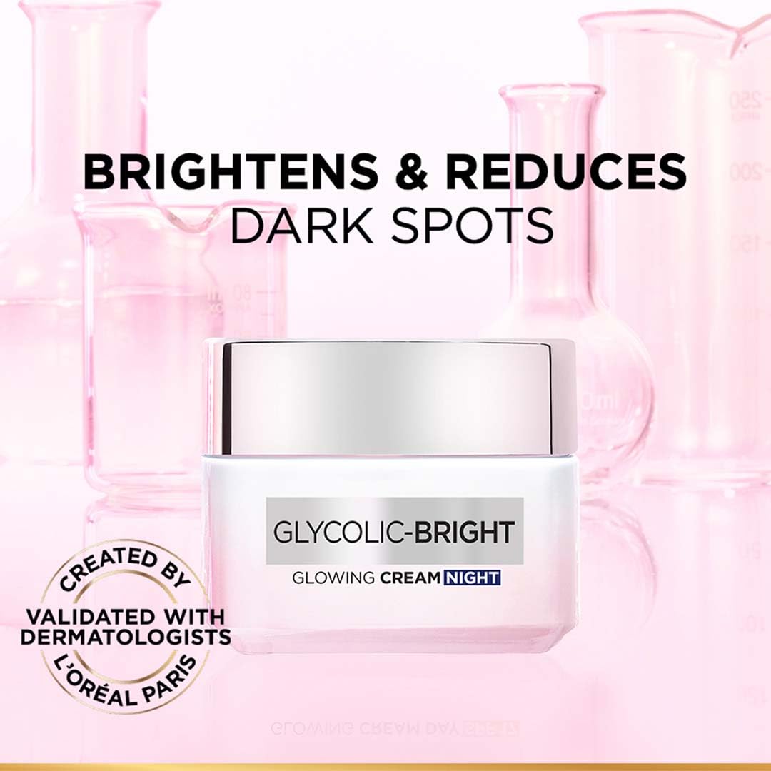 Aplicación suave de crema nocturna L’Oréal Paris revela textura ligera y cómoda.