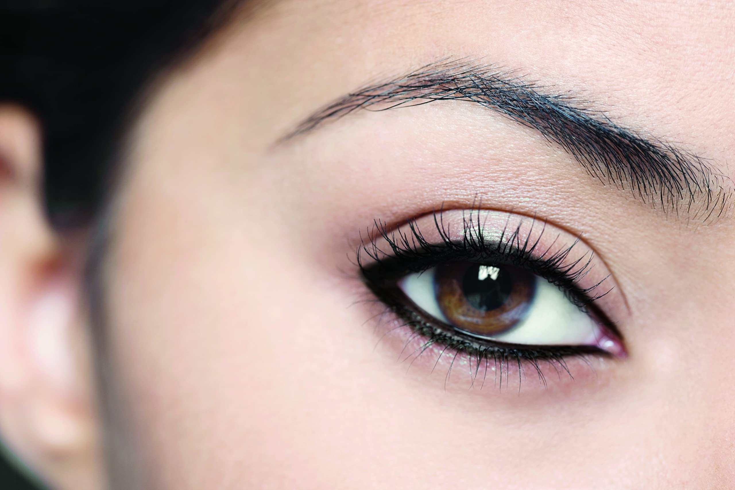 L'Oréal Paris Voluminous Smoldering Eyeliner afilador incluido para mantener la forma.